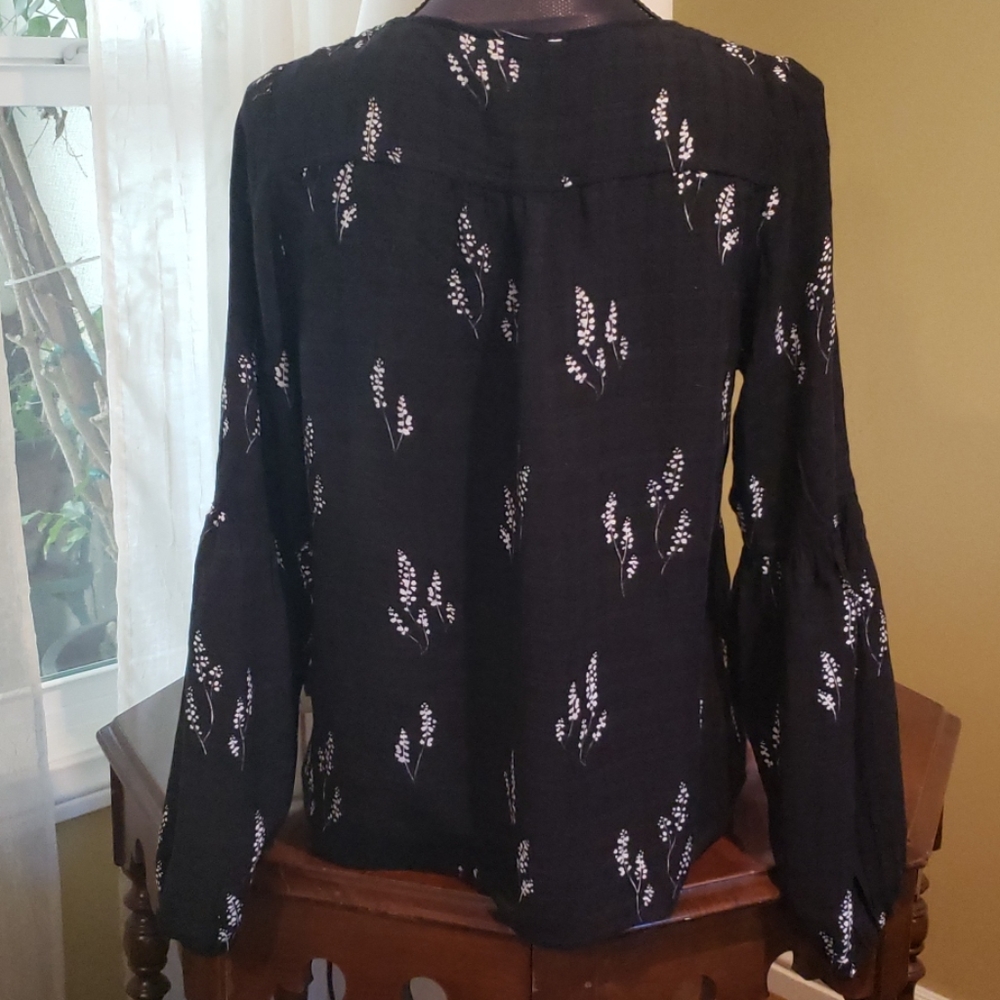Universal Threads Peasant Top - Picture 2 of 3